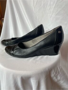 Life Stride Black Pumps Wedge Heels Cap Toe Size 8.5M Comfortable for Office